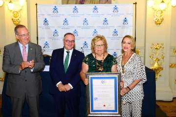 Entrega a la teldense Carmen Álamo del premio por su trayectoria profesional (Foto TA)